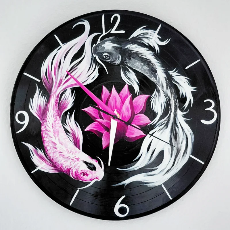 Schallplatten-Uhr mit Koi-Motiv